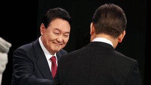 尹 “페미니즘은 휴머니즘의 하나”…李 “글쎄요” 沈 “놀랍다”