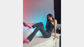 손나은, 한쪽 어깨 드러내고 슬림 몸매 과시…섹시미까지