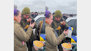 “네 잘못 아냐”…러 군인, 우크라 주민이 건넨 빵에 눈물(영상)