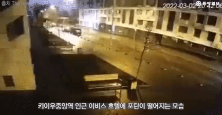 러, 수천명 대피한 키이우 열차역 인근 폭격…민간인 공격 잇따라