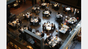 주말부터 ‘6명·11시’ 거리두기 완화 가닥