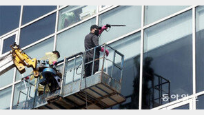 고가 크레인 이용해 봄맞이 유리창 청소