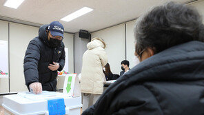 “빨리 찍고 싶어 기다릴 수가 없어“…이른 아침 투표 열기