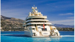 압수된 러 재벌 7200억 슈퍼요트엔 헬기 이착륙장·체육관까지