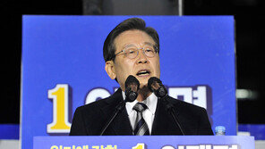 이재명, 서울광장 인근서 사전투표 마쳐…“촛불시민 생각했다”