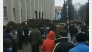 러軍 수류탄 들고 “항복하라”…우크라 주민들 “안부끄럽냐” (영상)