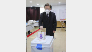 사전투표 마친 李 “촛불 든 국민 생각”…尹 “정권 교체 반드시”