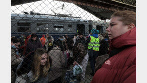 ‘키이우발 열차’ 앞 두개의 줄…각자 향하는 곳은 달랐다