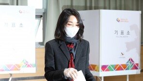 빨간 양말-스카프…김건희, 尹과 따로 자택인근서 사전투표