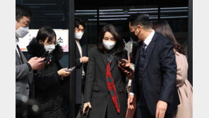 김건희, 나홀로 사전투표…붉은 스카프·양말 차림 “고생 많으시다”