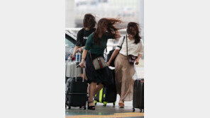 “태풍 올 때도 아닌데”…중부지방에 몸 가누기 힘든 강풍 왜?