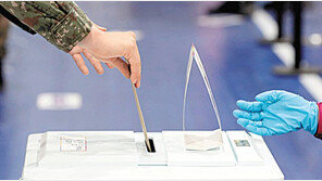 투표 사무원 파란장갑 논란… 野 “與 상징색” 항의 