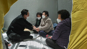 尹, 밤 11시 ‘울진 산불’ 이재민 찾아…“손 잡아드리러 왔다”