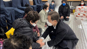 이재명, 새벽에 울진·삼척 산불현장 찾아…이재민 위로
