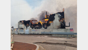 불타는 펜션· 해안도로 가득한 피난차량…동해시 전쟁터 방불