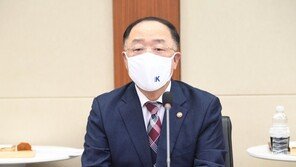 홍남기 부총리 코로나19 확진…세종 자택서 일주일간 격리