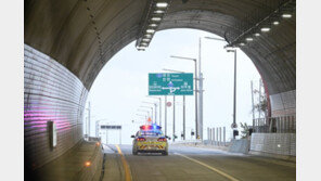 차에서 내려 달리기·인증샷까지…보령해저터널서 무슨 일?