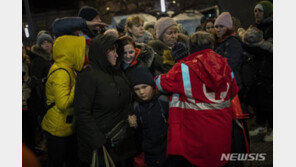 러시아 침공 이래 우크라이나인 92만명 이상 폴란드로 피난