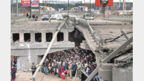 러 폭격에 무너진 다리… 탈출하려 모여든 우크라이나 피란민들