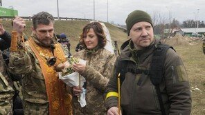 포화 속 울린 웨딩마치…우크라 커플, 전투복 입고 결혼