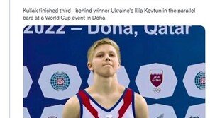 ‘전쟁 지지’ 부착하고 우크라 선수 옆에 선 러시아 선수…“징계 착수”