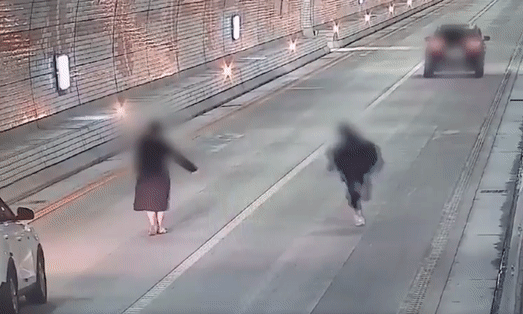 “나는 지금 바닷속” 보령해저터널 걷고 내달리고 ‘목숨 건’ 인증샷[영상]