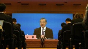 中왕이 “중·러, 중요한 이웃이자 전략적 파트너”…사실상 러 지지 선언