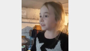 우크라 방공호 안 울려퍼진 소녀의 ‘렛잇고’…모두가 울었다