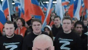 아이들까지 동원해 ‘Z’ 대형…러 전역으로 번지는 ‘Z표식’ 정체