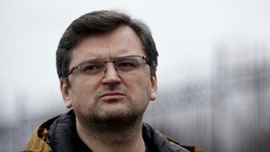 우크라 외무장관 “세계는 우리를 더 도울 수 있다”…WP 기고