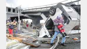아이 안고 강 건너 피란길