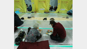 “난방도 안되는 텐트생활 고통… 코로나 집단감염 우려도”