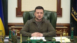 젤렌스키 “러 제재로는 부족…우크라 상공 비행금지 설정해야”