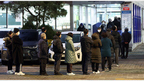 동 트기 전부터 ‘긴줄’…파랑·빨강 아이템 착용한 유권자 ‘눈길’