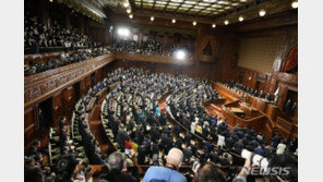 日, 우크라 원조 방탄조끼·헬멧 수송 비행기 이륙