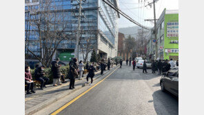 “어떤게 투표줄인가요”…투표소·진료소 한곳에 서울 도심 투표소 혼란