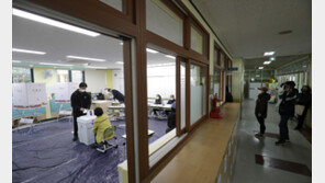 “확진자 다녀갔는데 등교 괜찮나”…민원전화 빗발, 교실 투표 우려 목소리