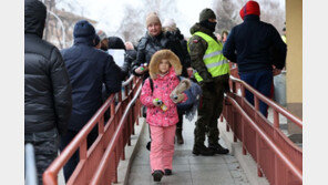 우크라 부총리 “마리우폴 등 6곳서 민간인 대피로 12시간 개방”