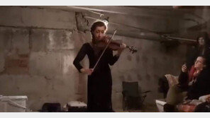 “두려워 마세요, 집에 데려다 줄테니” 방공호서 울리는 희망의 노래