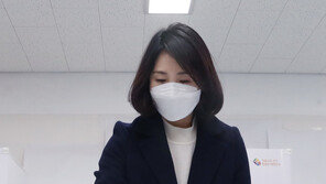 ‘진한 남색’ 코트 입은 김혜경…자택 인근서 비공개 투표