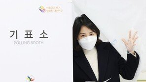 ‘진한 남색’ 코트 입은 김혜경, 잠행 한달만에 나홀로 투표