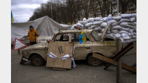요새로 변한 키이우…대전차·모래주머니 장애물 구축 ‘결사항전’