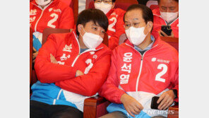 국민의힘, 출구조사 발표에 ‘박수 뒤 침묵’…권영세, 급히 자리 떠