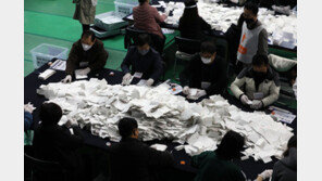 인천 개표소서 색깔 다른 투표 용지 발견…참관인 문제 제기