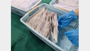 강릉서도 누런 투표용지 나와 한때 소동…선관위 “색이 바랜 것”