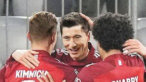 레반도프스키, 킥오프 23분 만에 3골