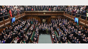 젤렌스키 “바다-공중-숲-거리서 끝까지 싸울 것” 