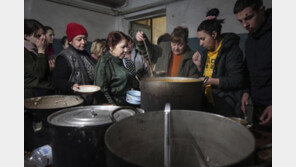 “키이우, 요새로 변했다”… 시민들, 대전차 방어벽 구축 항전 태세 