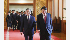 文대통령, 오늘 오전 尹당선인과 통화…靑 회동 준비 착수