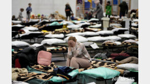 기저귀부터 신발까지…우크라 피란민 돕는 폴란드인들